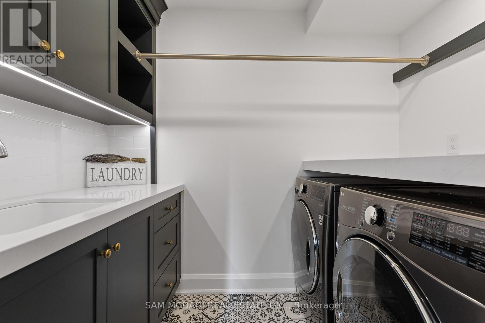 4 Iroquois Avenue, Mississauga, ON - Indoor Photo Showing Laundry Room