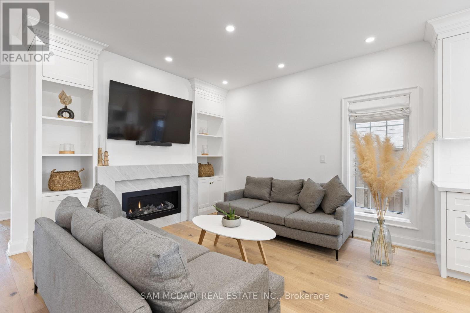 4 Iroquois Avenue, Mississauga, ON - Indoor Photo Showing Living Room With Fireplace