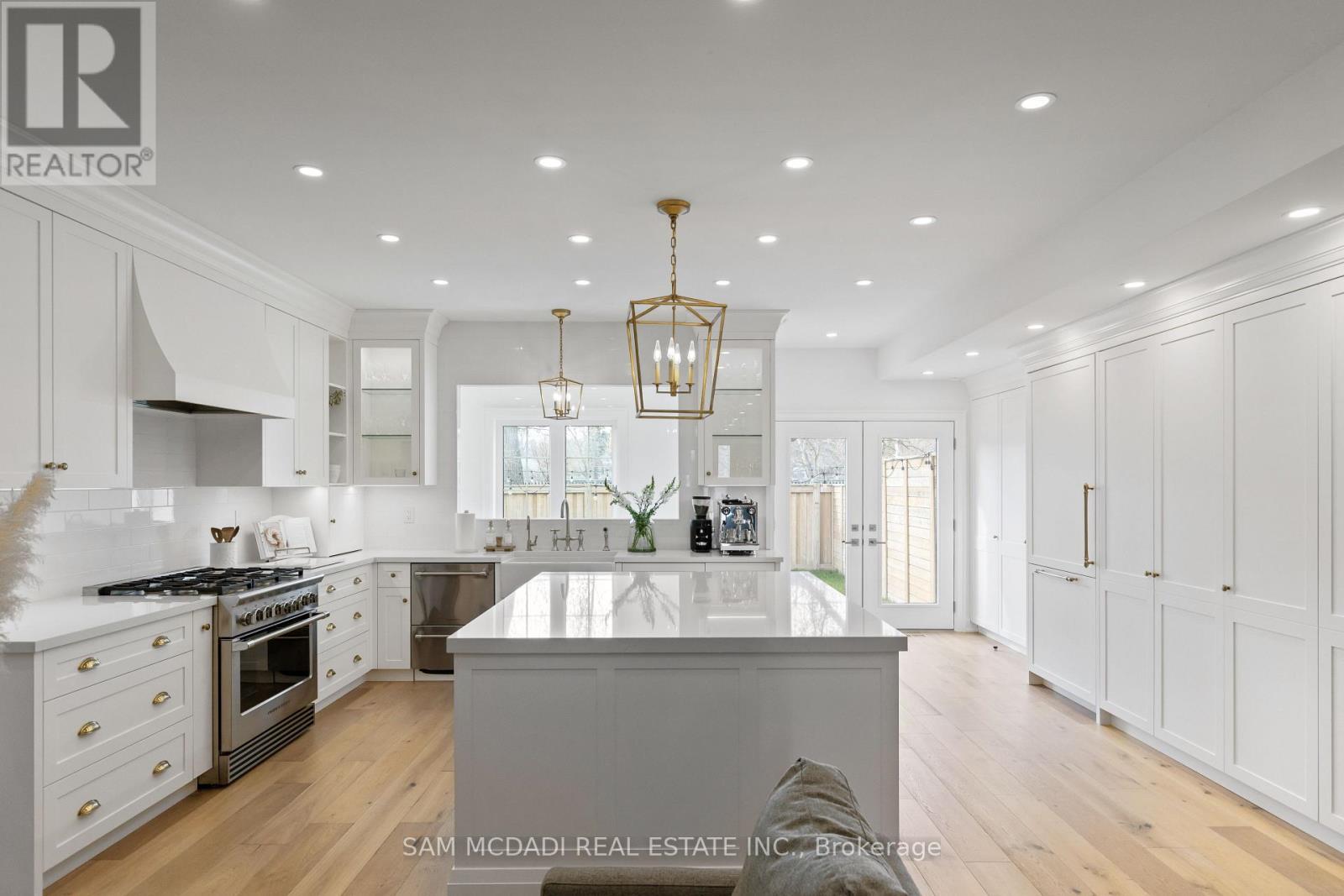 4 Iroquois Avenue, Mississauga, ON - Indoor Photo Showing Kitchen With Upgraded Kitchen