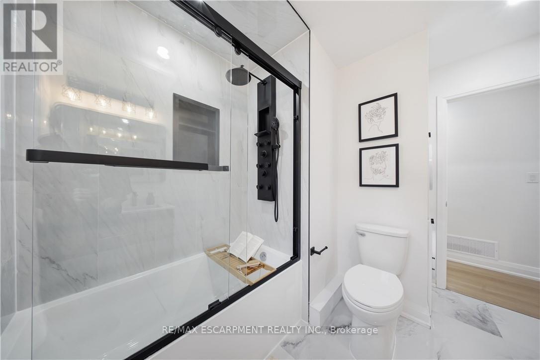 11 Garside Avenue S, Hamilton, ON - Indoor Photo Showing Bathroom