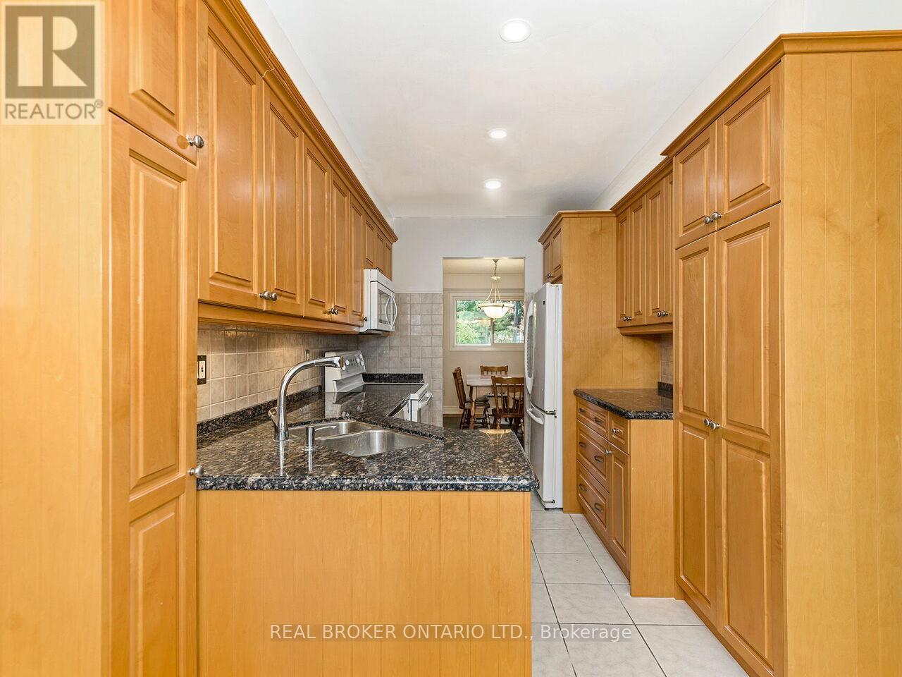 7223 Bendigo Circle, Mississauga, ON - Indoor Photo Showing Kitchen With Double Sink