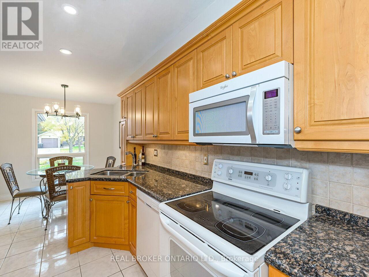 7223 Bendigo Circle, Mississauga, ON - Indoor Photo Showing Kitchen With Double Sink
