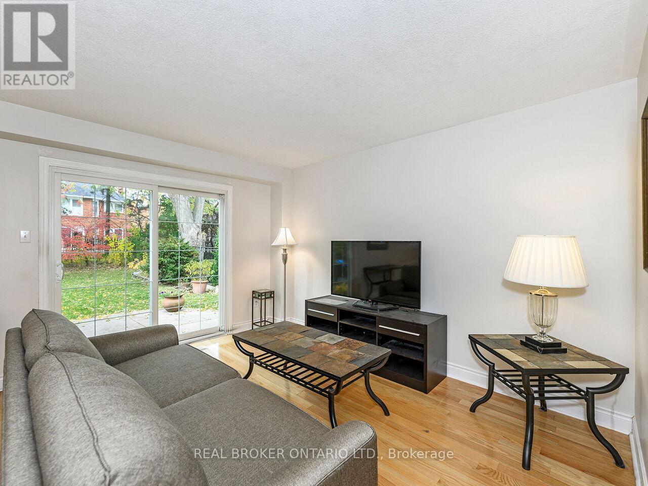 7223 Bendigo Circle, Mississauga, ON - Indoor Photo Showing Living Room