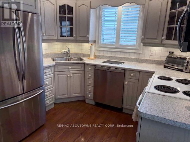2179 Maplewood Drive, Burlington, ON - Indoor Photo Showing Kitchen With Double Sink