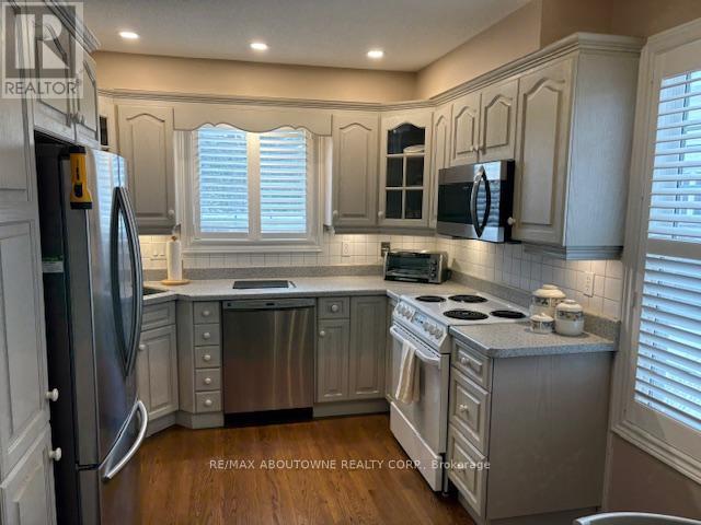 2179 Maplewood Drive, Burlington, ON - Indoor Photo Showing Kitchen