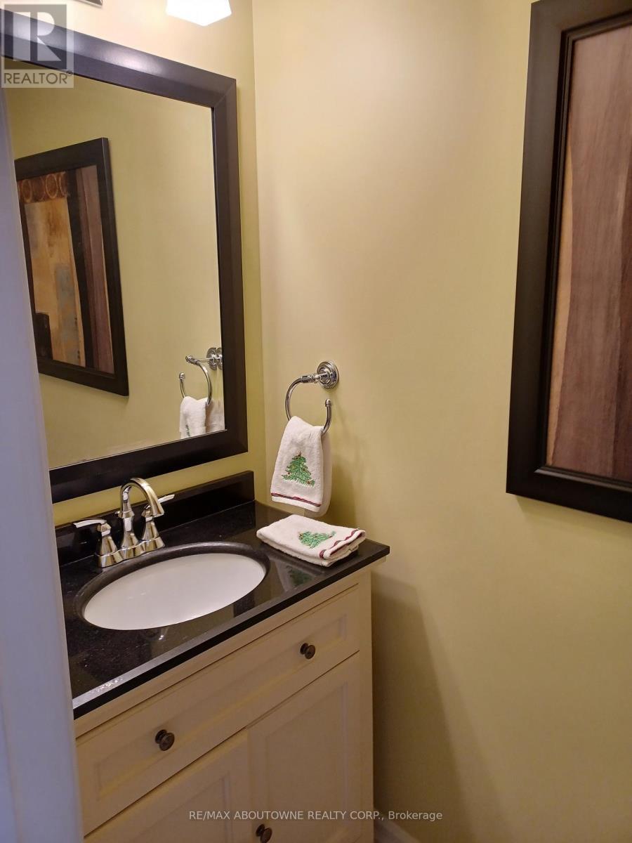 2179 Maplewood Drive, Burlington, ON - Indoor Photo Showing Bathroom
