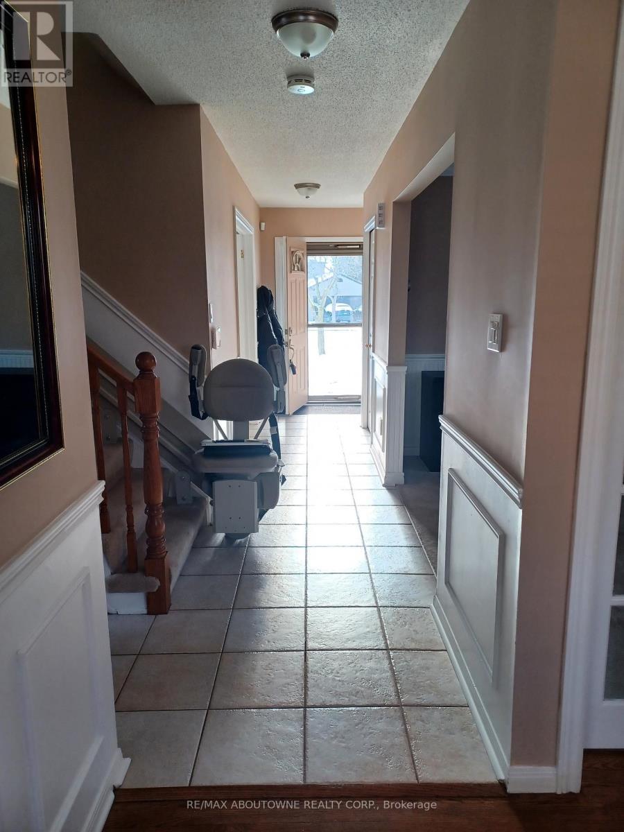 2179 Maplewood Drive, Burlington, ON - Indoor Photo Showing Other Room