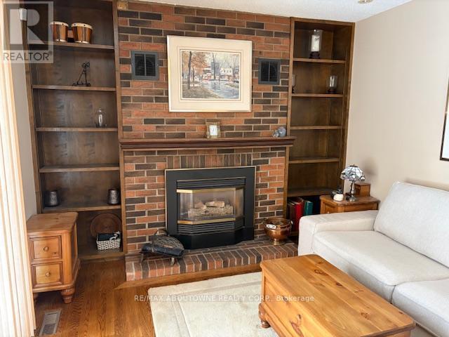 2179 Maplewood Drive, Burlington, ON - Indoor Photo Showing Living Room With Fireplace