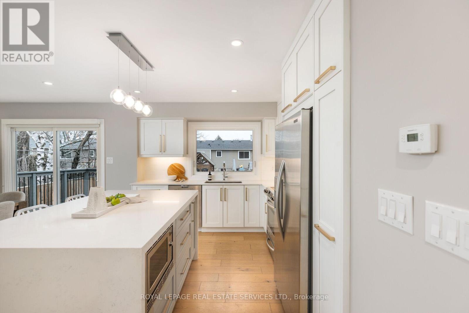 471 Sparling Crescent, Burlington, ON - Indoor Photo Showing Kitchen With Upgraded Kitchen