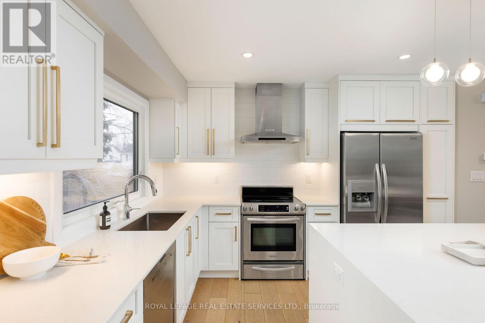 471 Sparling Crescent, Burlington, ON - Indoor Photo Showing Kitchen With Stainless Steel Kitchen With Upgraded Kitchen