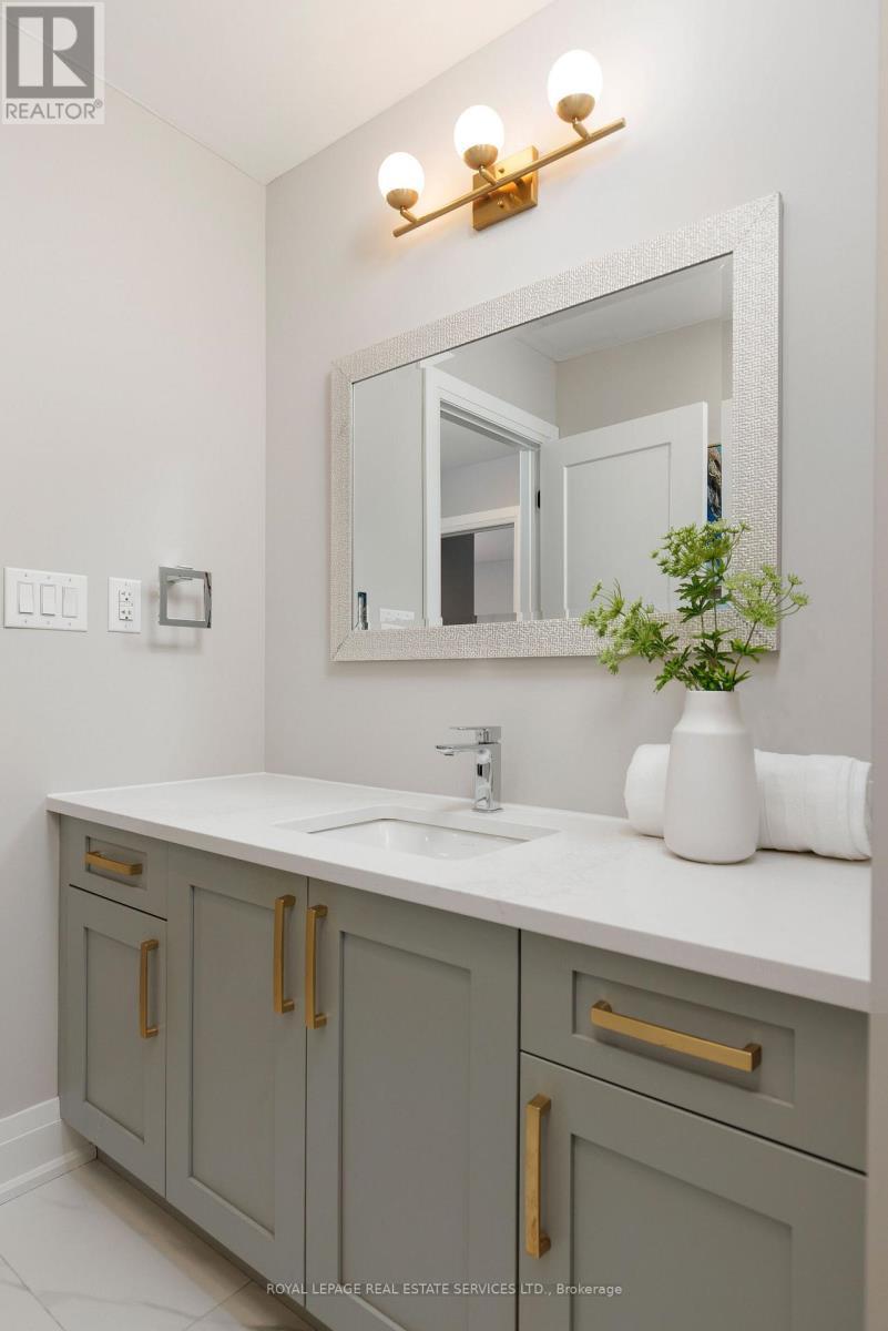 471 Sparling Crescent, Burlington, ON - Indoor Photo Showing Bathroom