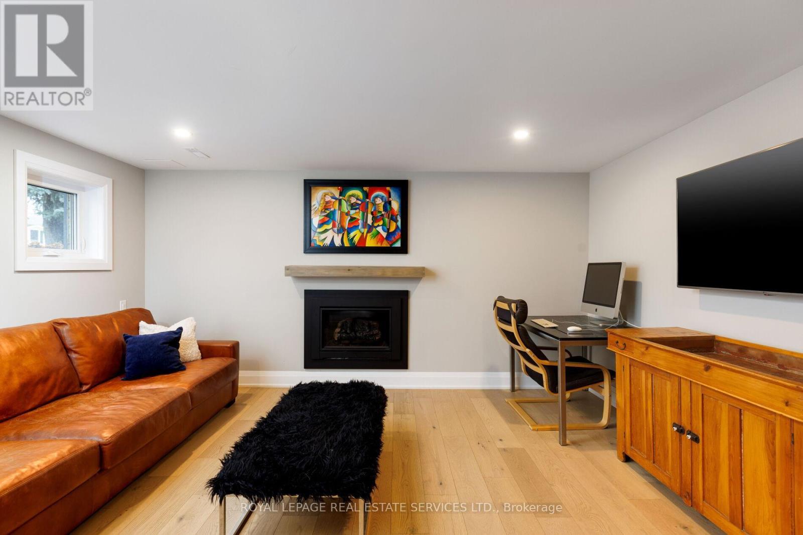 471 Sparling Crescent, Burlington, ON - Indoor With Fireplace