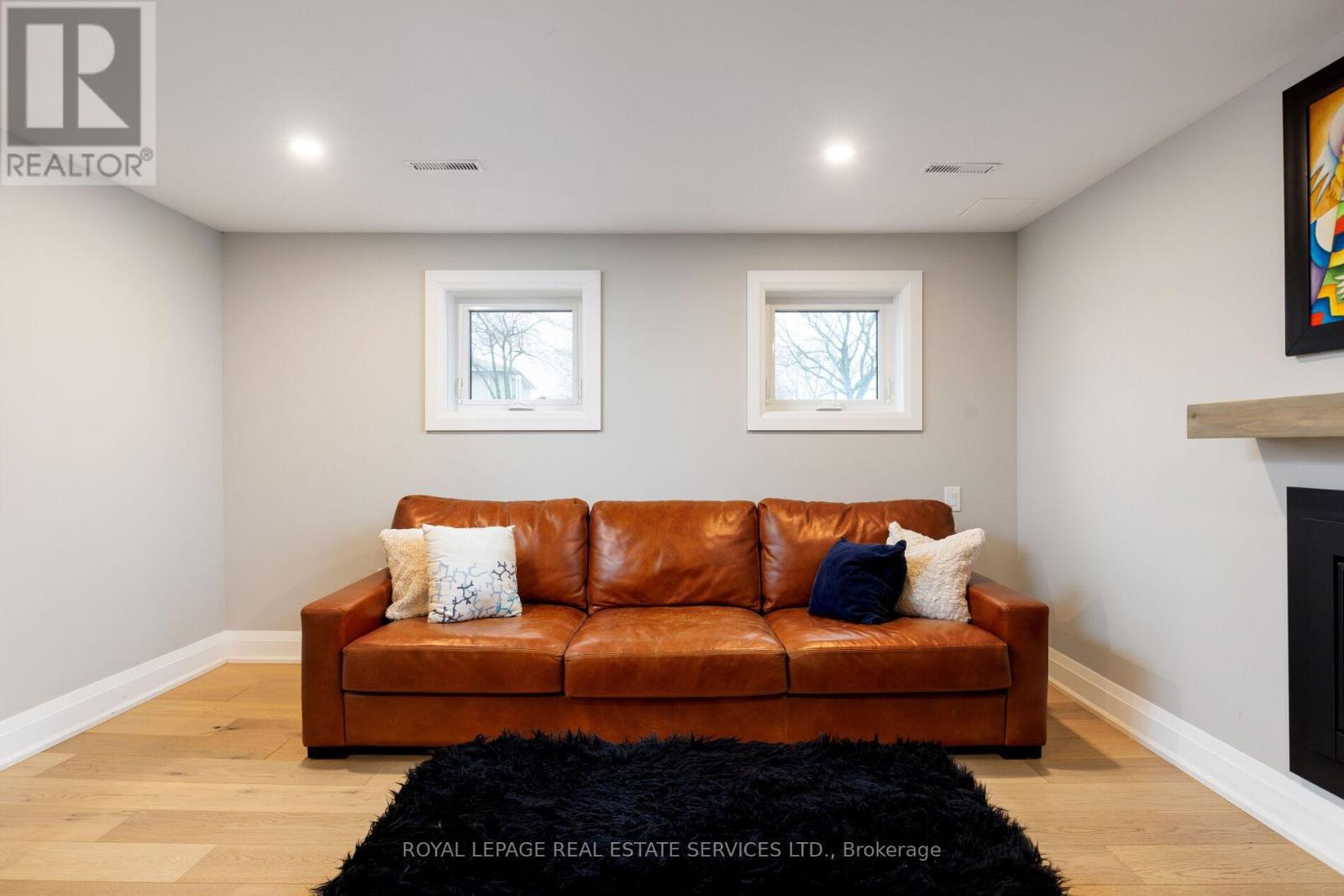 471 Sparling Crescent, Burlington, ON - Indoor Photo Showing Living Room With Fireplace