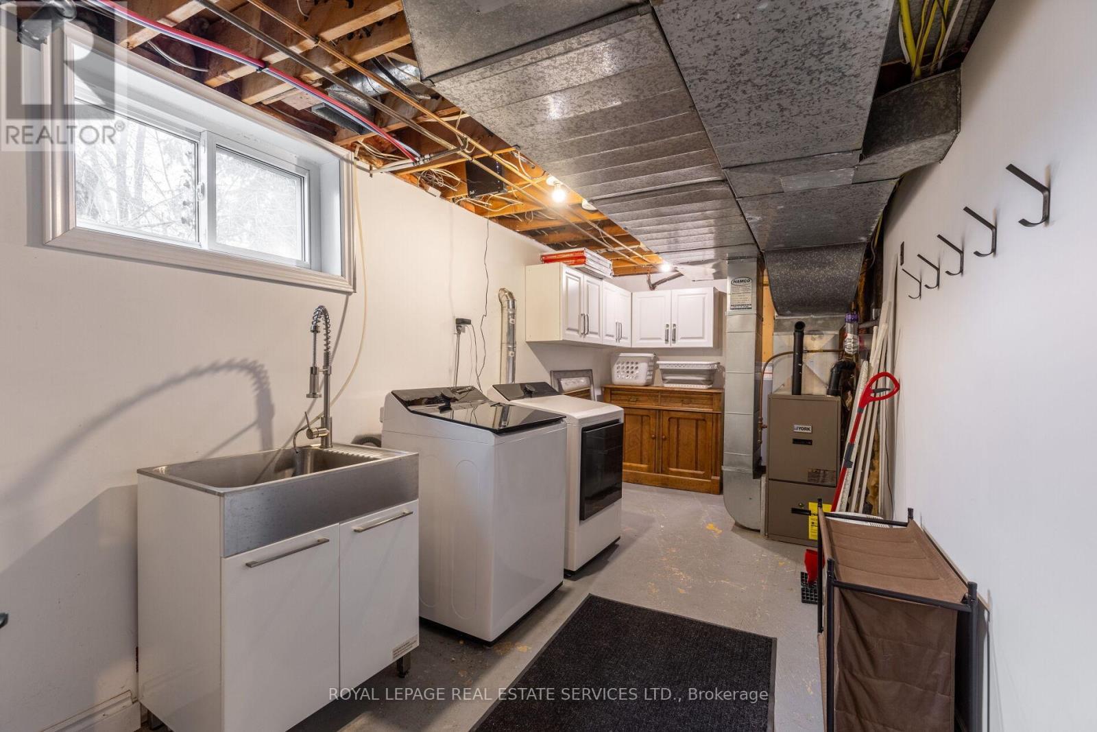 471 Sparling Crescent, Burlington, ON - Indoor Photo Showing Laundry Room