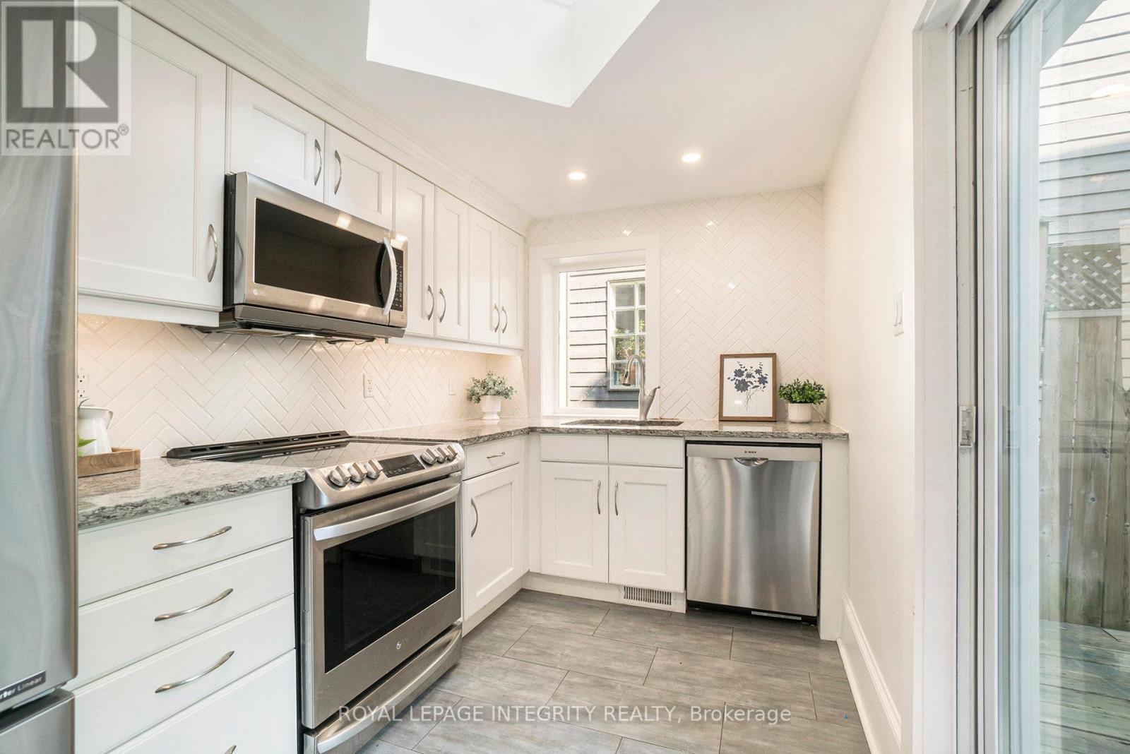 115 Springhurst Avenue, Ottawa, ON - Indoor Photo Showing Kitchen With Upgraded Kitchen