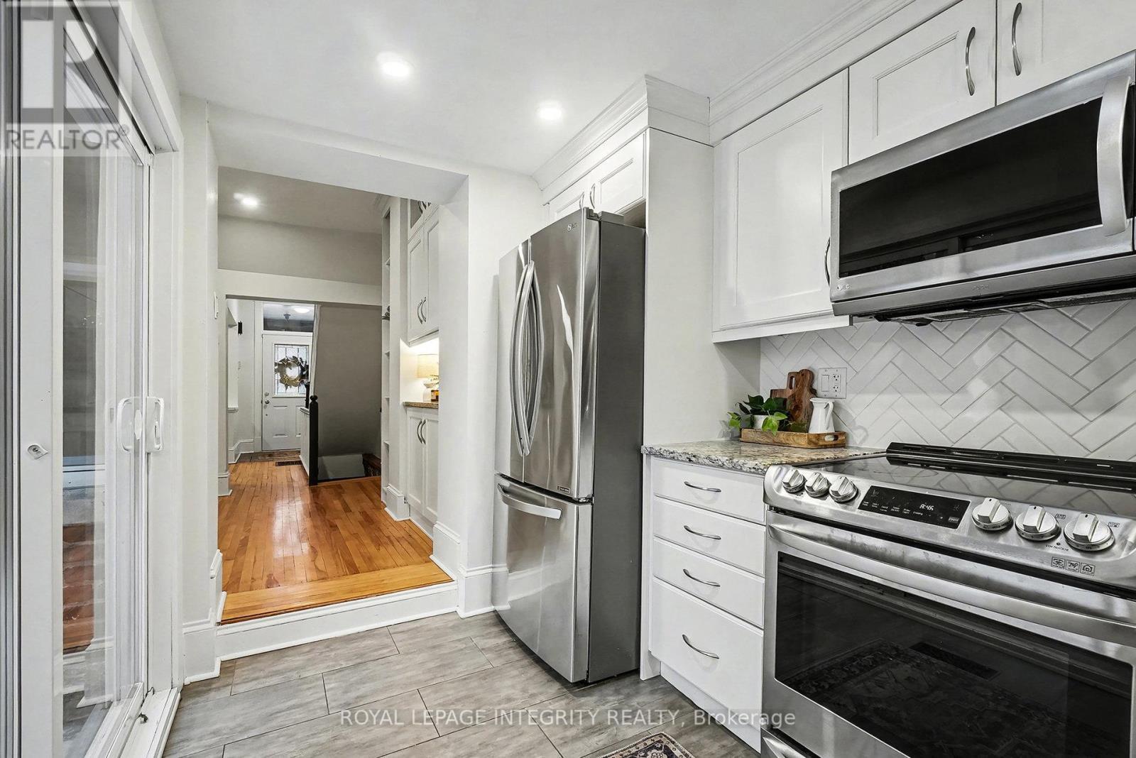115 Springhurst Avenue, Ottawa, ON - Indoor Photo Showing Kitchen With Upgraded Kitchen