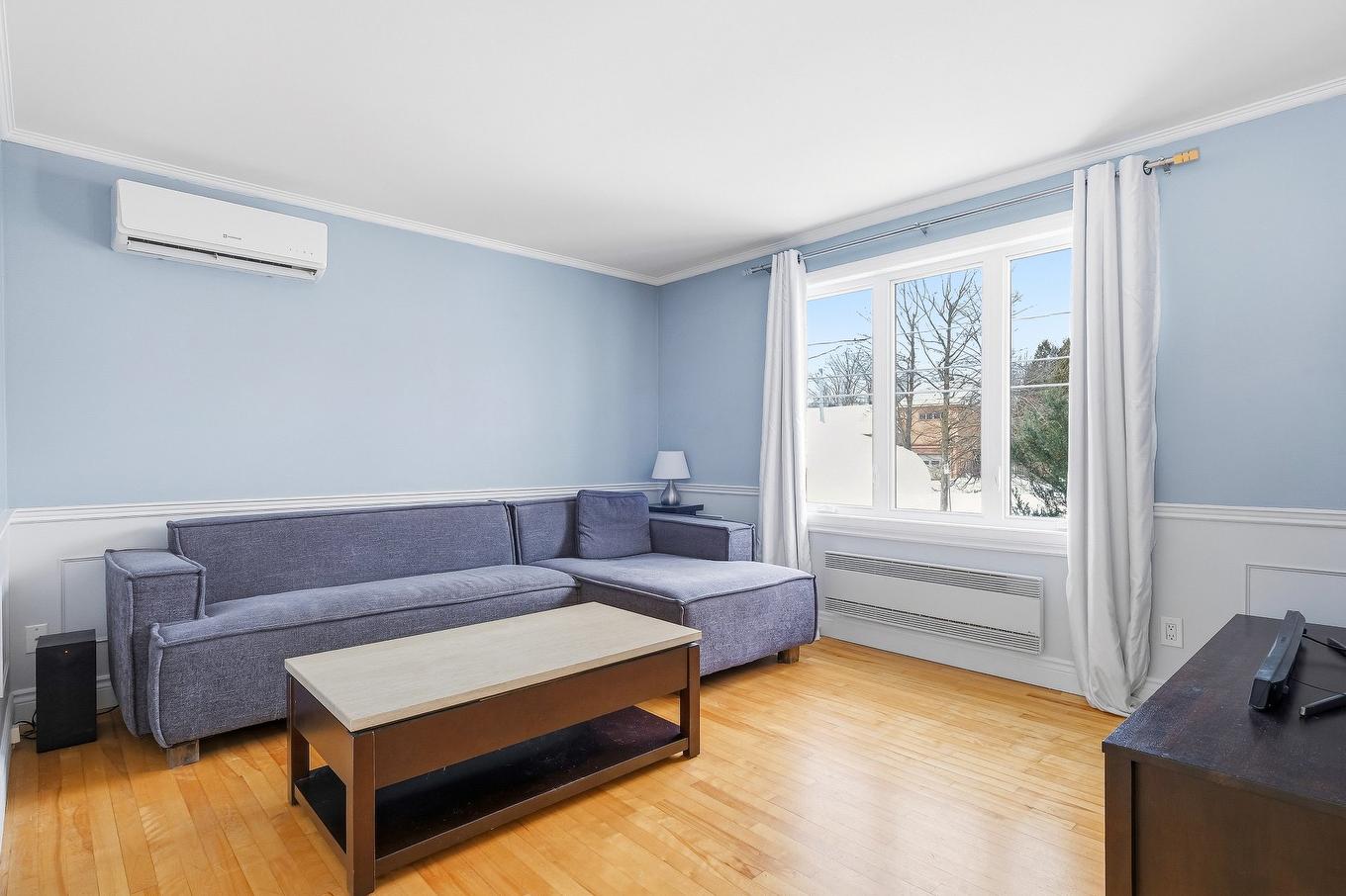 Salon - 3709 Rue Pacific, Longueuil (Saint-Hubert), QC - Indoor