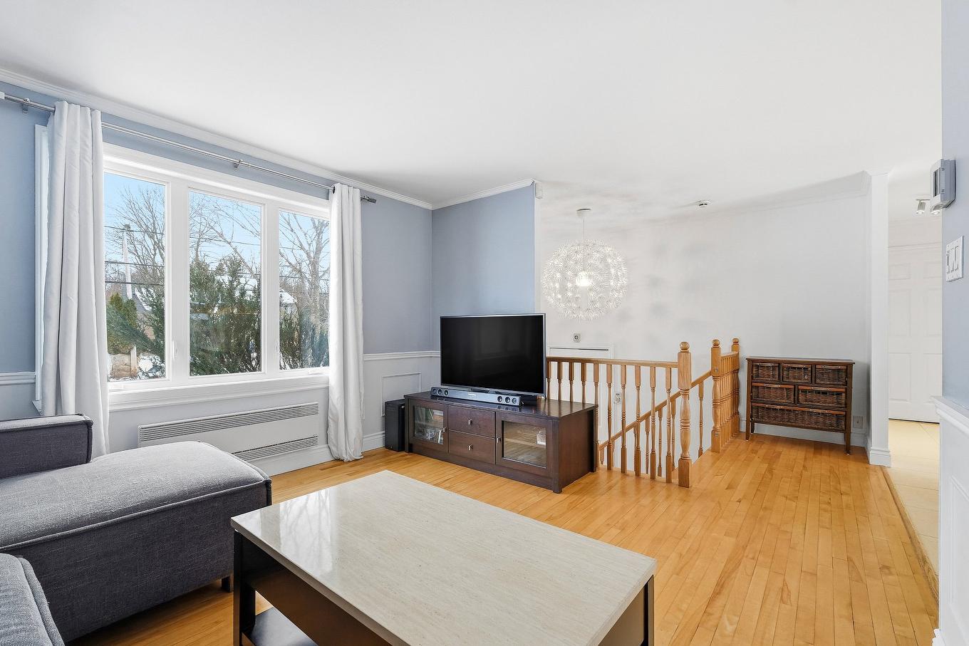 Salon - 3709 Rue Pacific, Longueuil (Saint-Hubert), QC - Indoor Photo Showing Living Room