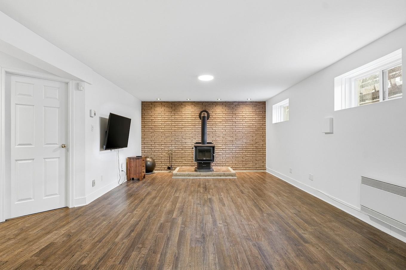 Salle familiale - 3709 Rue Pacific, Longueuil (Saint-Hubert), QC - Indoor With Fireplace