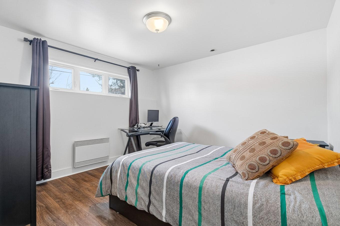 Chambre à coucher - 3709 Rue Pacific, Longueuil (Saint-Hubert), QC - Indoor Photo Showing Bedroom