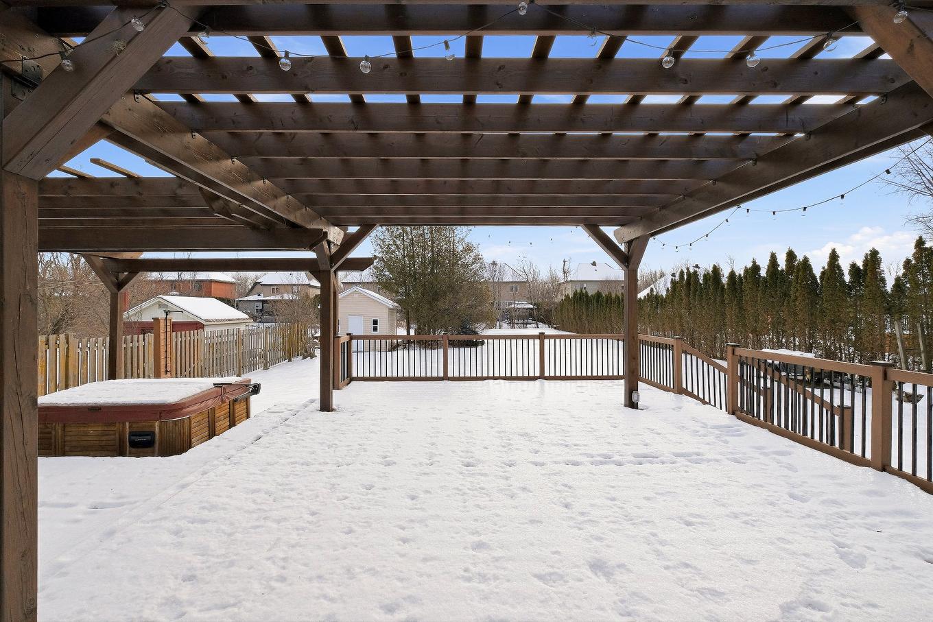 Terrasse - 3709 Rue Pacific, Longueuil (Saint-Hubert), QC - Outdoor With Exterior