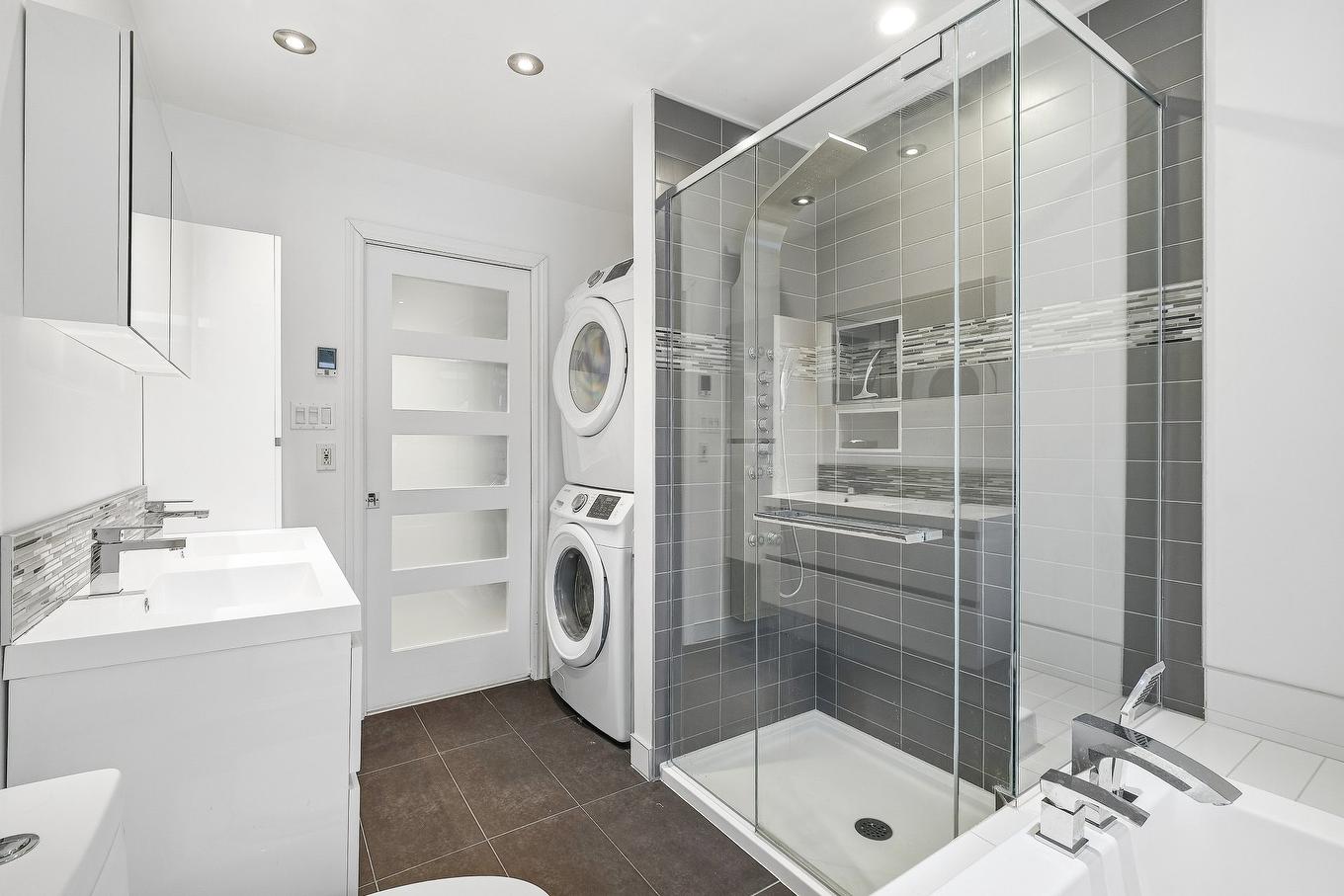 Salle de bains - 3709 Rue Pacific, Longueuil (Saint-Hubert), QC - Indoor Photo Showing Laundry Room