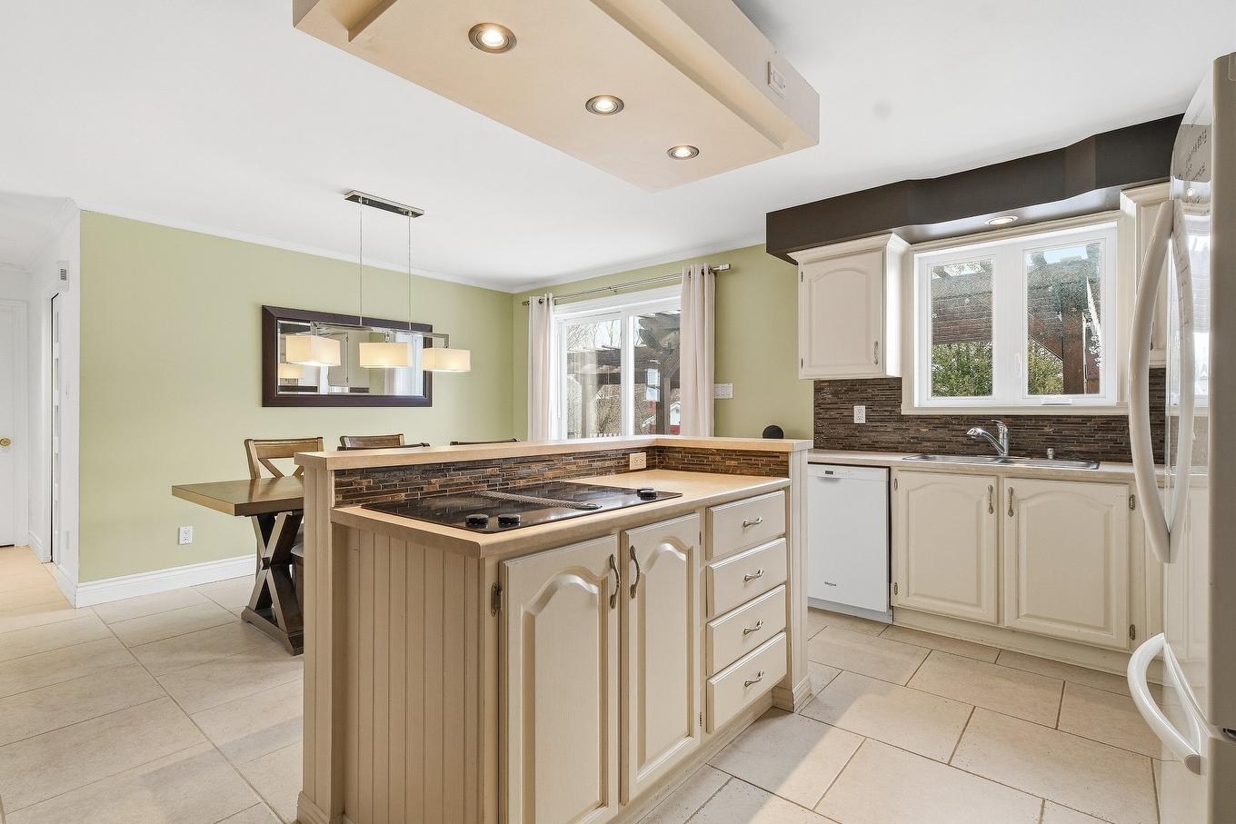 Cuisine - 3709 Rue Pacific, Longueuil (Saint-Hubert), QC - Indoor