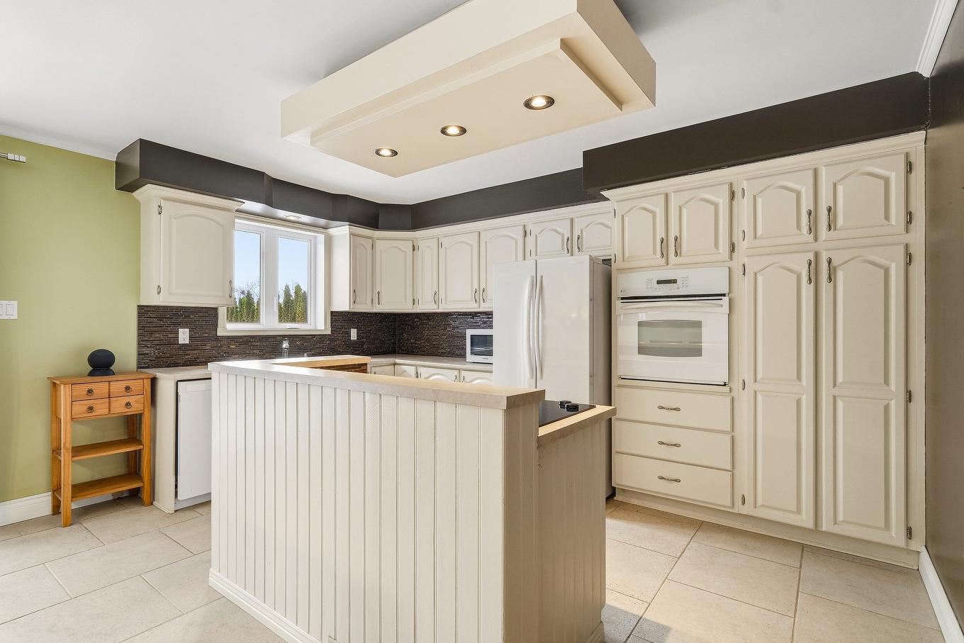 Cuisine - 3709 Rue Pacific, Longueuil (Saint-Hubert), QC - Indoor Photo Showing Kitchen