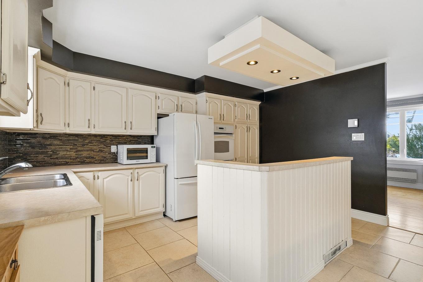 Cuisine - 3709 Rue Pacific, Longueuil (Saint-Hubert), QC - Indoor Photo Showing Kitchen With Double Sink