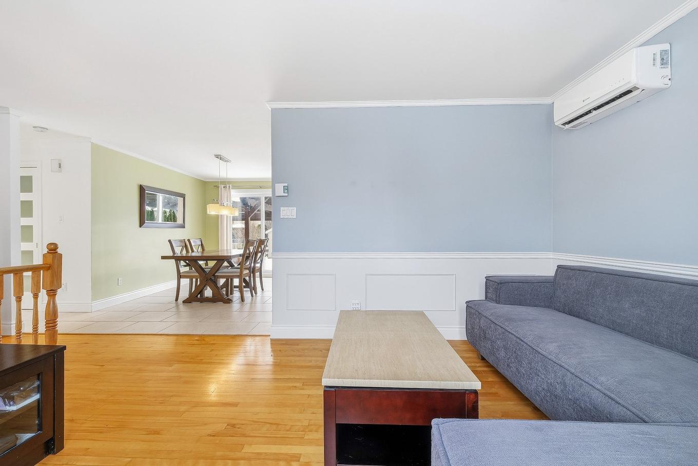 Salon - 3709 Rue Pacific, Longueuil (Saint-Hubert), QC - Indoor