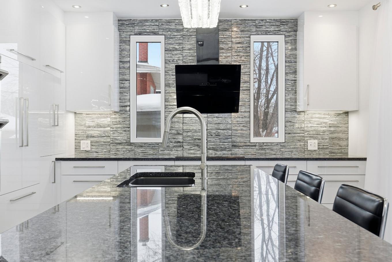 Kitchen - 4805 Rue De Lucerne, Montréal (Pierrefonds-Roxboro), QC - Indoor Photo Showing Kitchen With Upgraded Kitchen