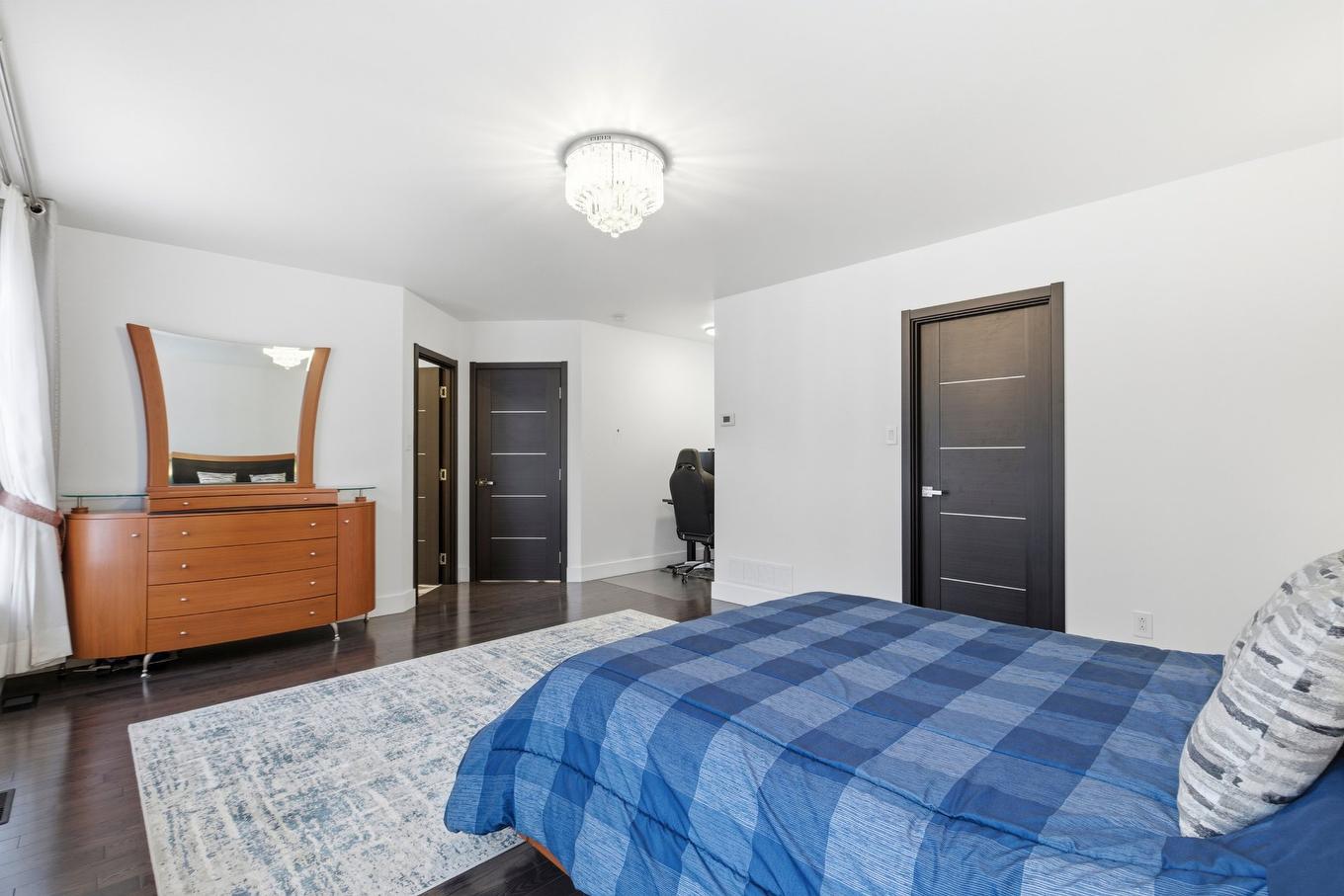 Primary bedroom - 4805 Rue De Lucerne, Montréal (Pierrefonds-Roxboro), QC - Indoor Photo Showing Bedroom