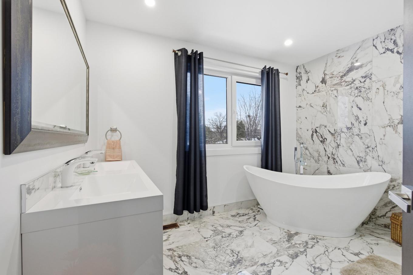 Ensuite bathroom - 4805 Rue De Lucerne, Montréal (Pierrefonds-Roxboro), QC - Indoor Photo Showing Bathroom