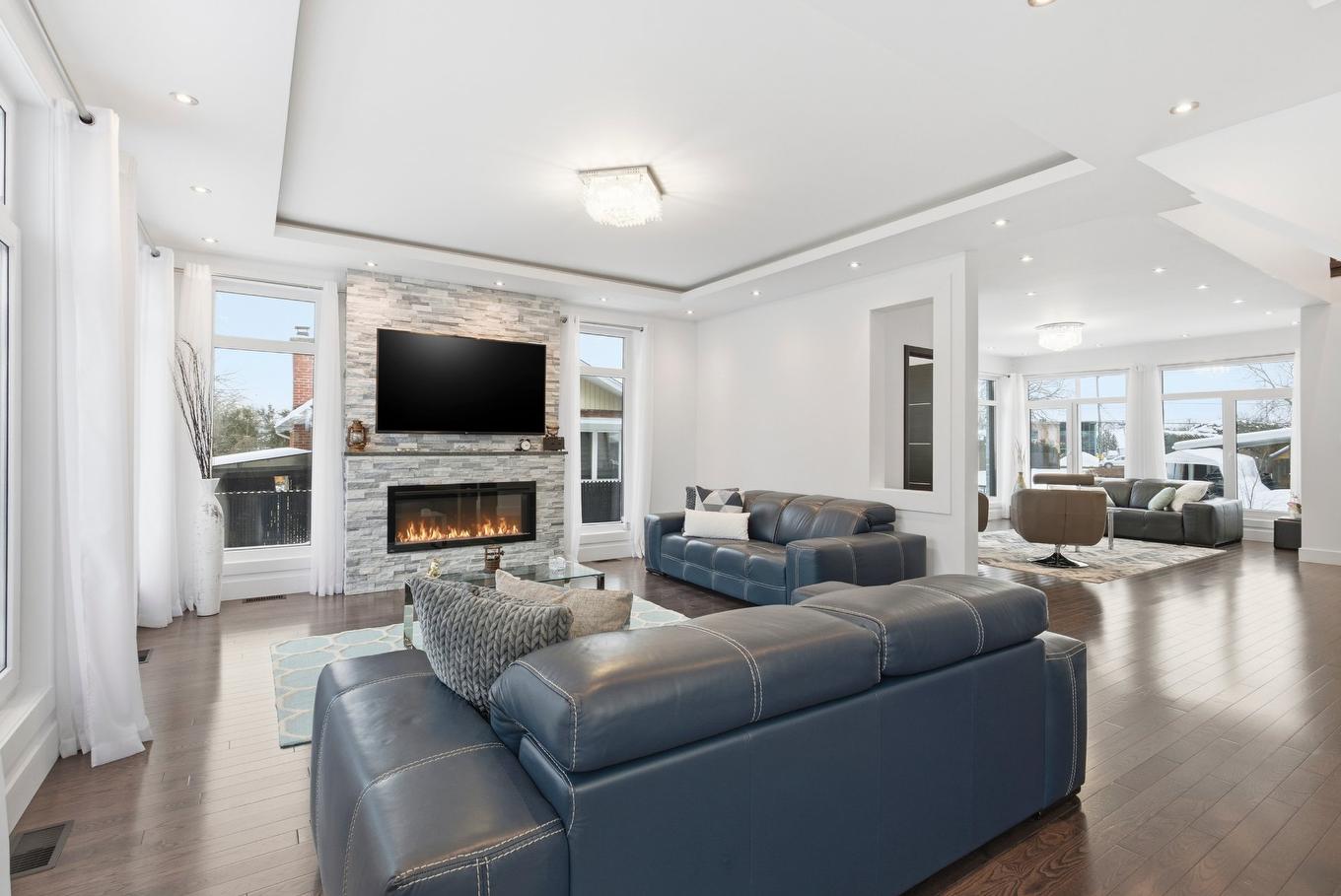 Living room - 4805 Rue De Lucerne, Montréal (Pierrefonds-Roxboro), QC - Indoor Photo Showing Living Room With Fireplace