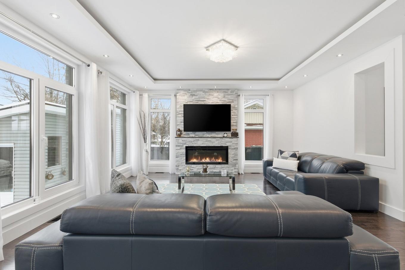 Living room - 4805 Rue De Lucerne, Montréal (Pierrefonds-Roxboro), QC - Indoor Photo Showing Living Room With Fireplace