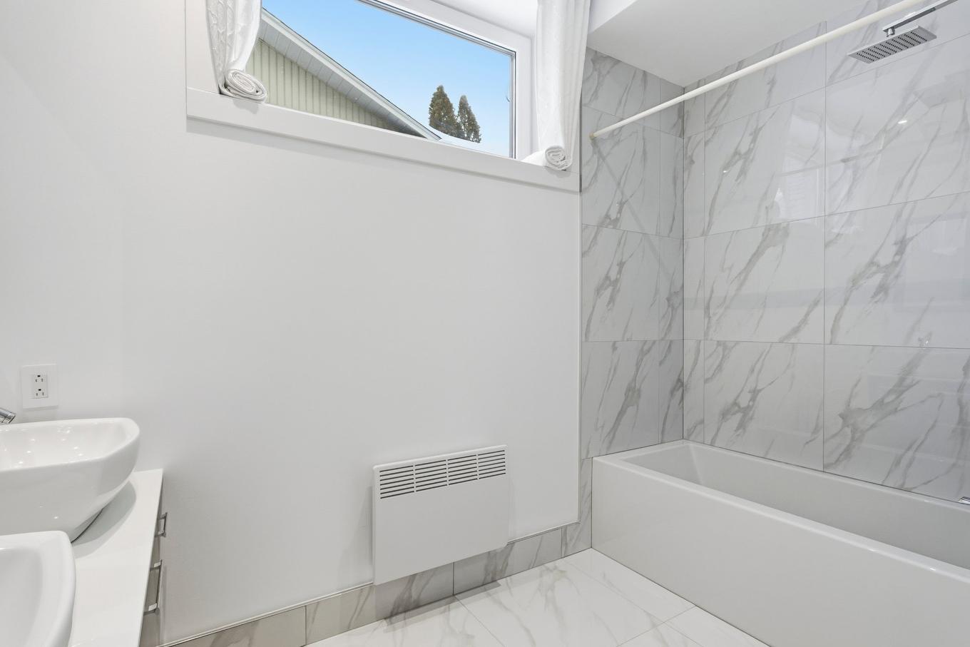 Bathroom - 4805 Rue De Lucerne, Montréal (Pierrefonds-Roxboro), QC - Indoor Photo Showing Bathroom