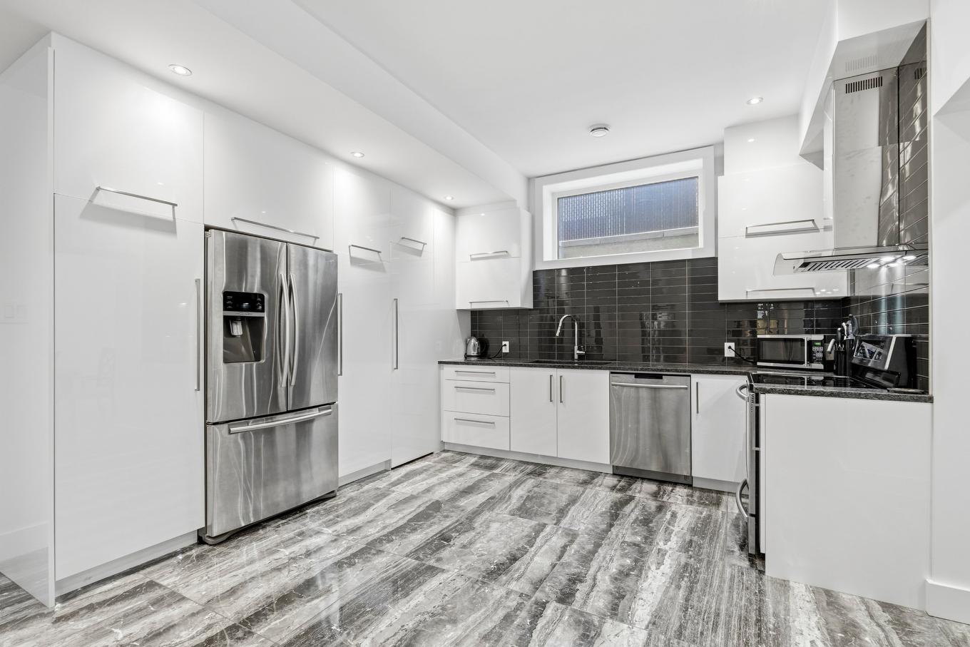 Kitchen - 4805 Rue De Lucerne, Montréal (Pierrefonds-Roxboro), QC - Indoor Photo Showing Kitchen
