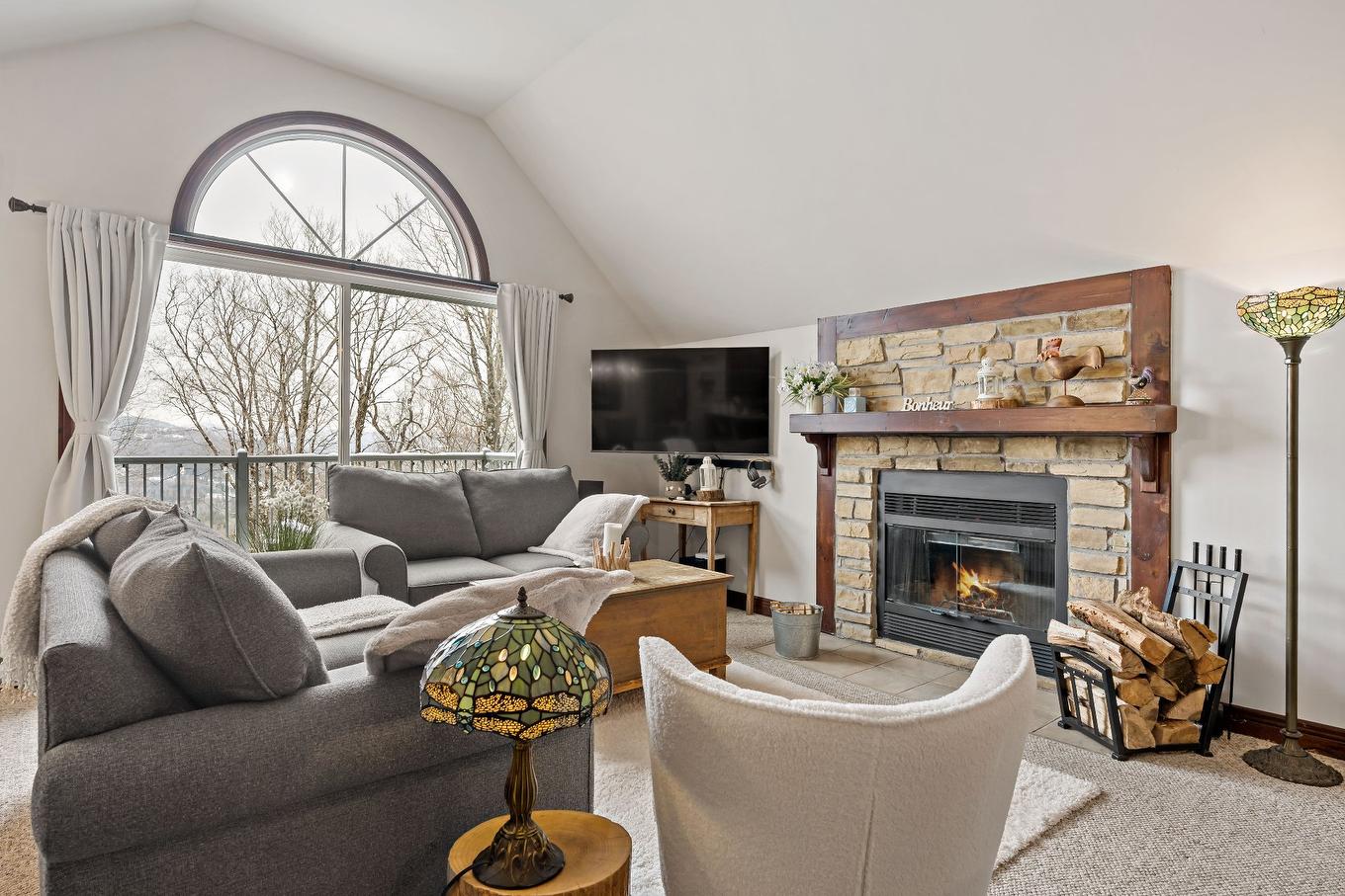 Salon - 11-300 Rue Du Mont-Plaisant, Mont-Tremblant, QC - Indoor Photo Showing Living Room With Fireplace