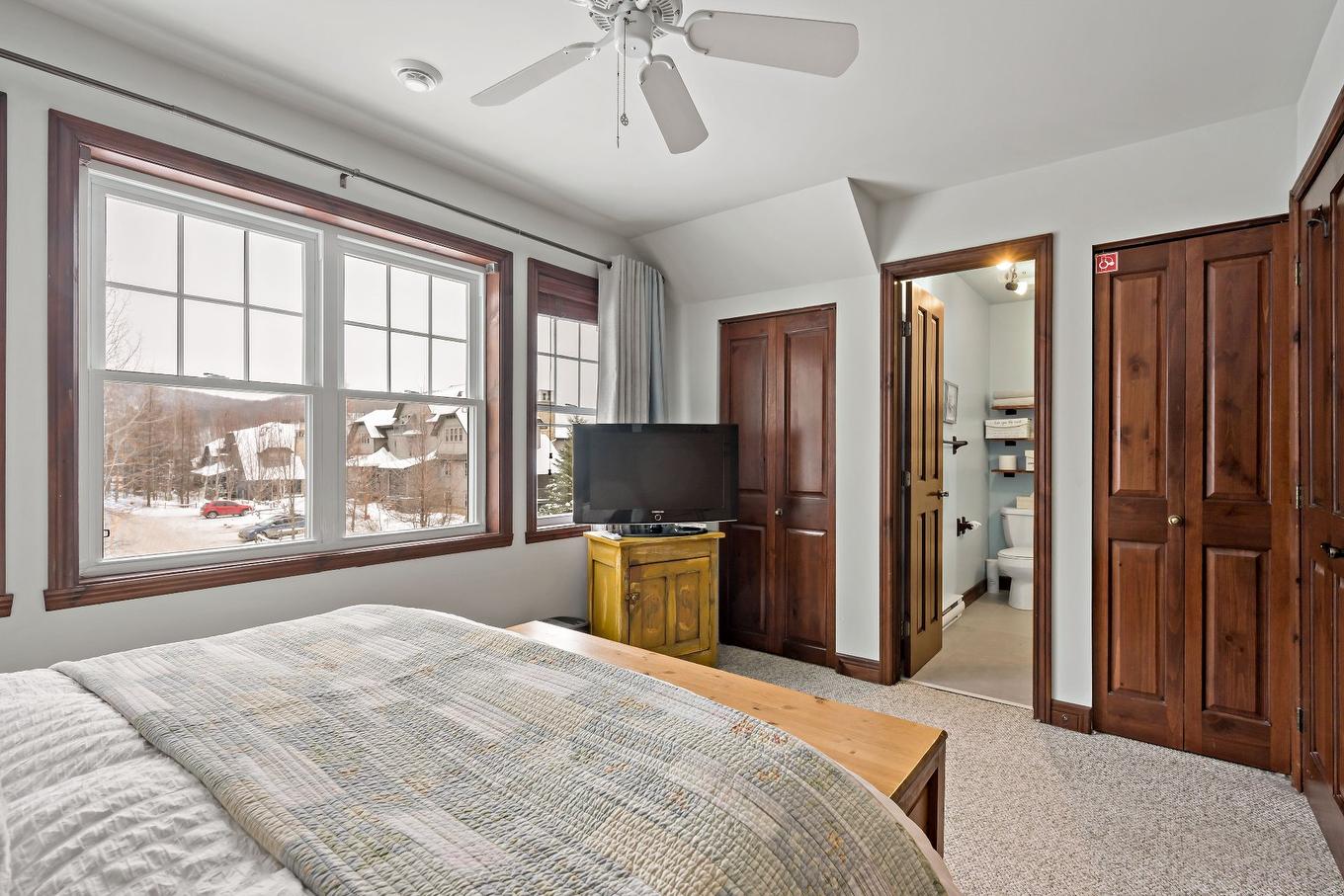 Chambre à coucher principale - 11-300 Rue Du Mont-Plaisant, Mont-Tremblant, QC - Indoor Photo Showing Bedroom
