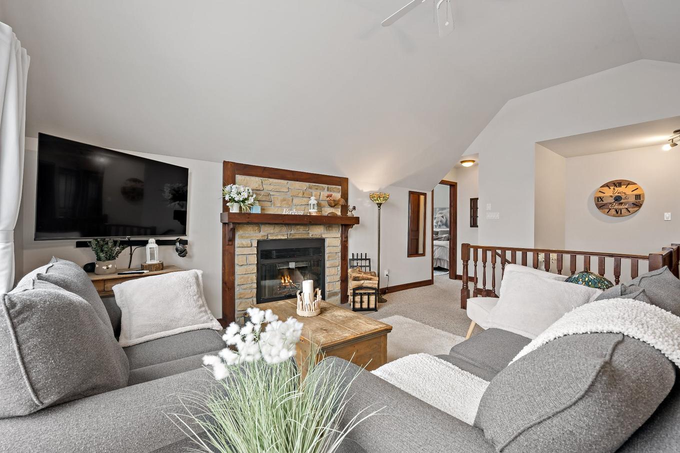 Salon - 11-300 Rue Du Mont-Plaisant, Mont-Tremblant, QC - Indoor Photo Showing Living Room With Fireplace