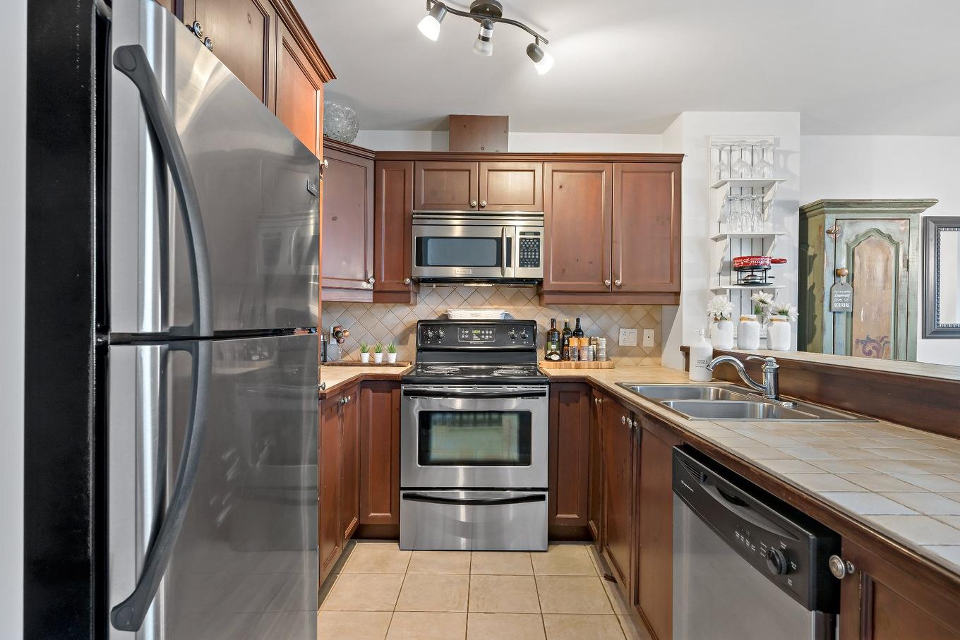 Cuisine - 11-300 Rue Du Mont-Plaisant, Mont-Tremblant, QC - Indoor Photo Showing Kitchen With Double Sink