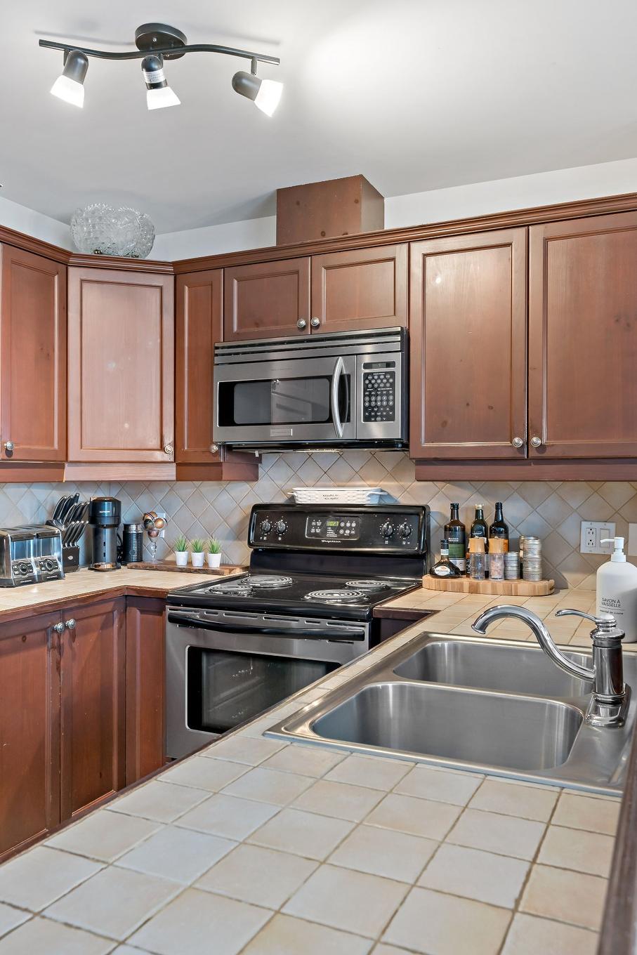 Cuisine - 11-300 Rue Du Mont-Plaisant, Mont-Tremblant, QC - Indoor Photo Showing Kitchen With Double Sink
