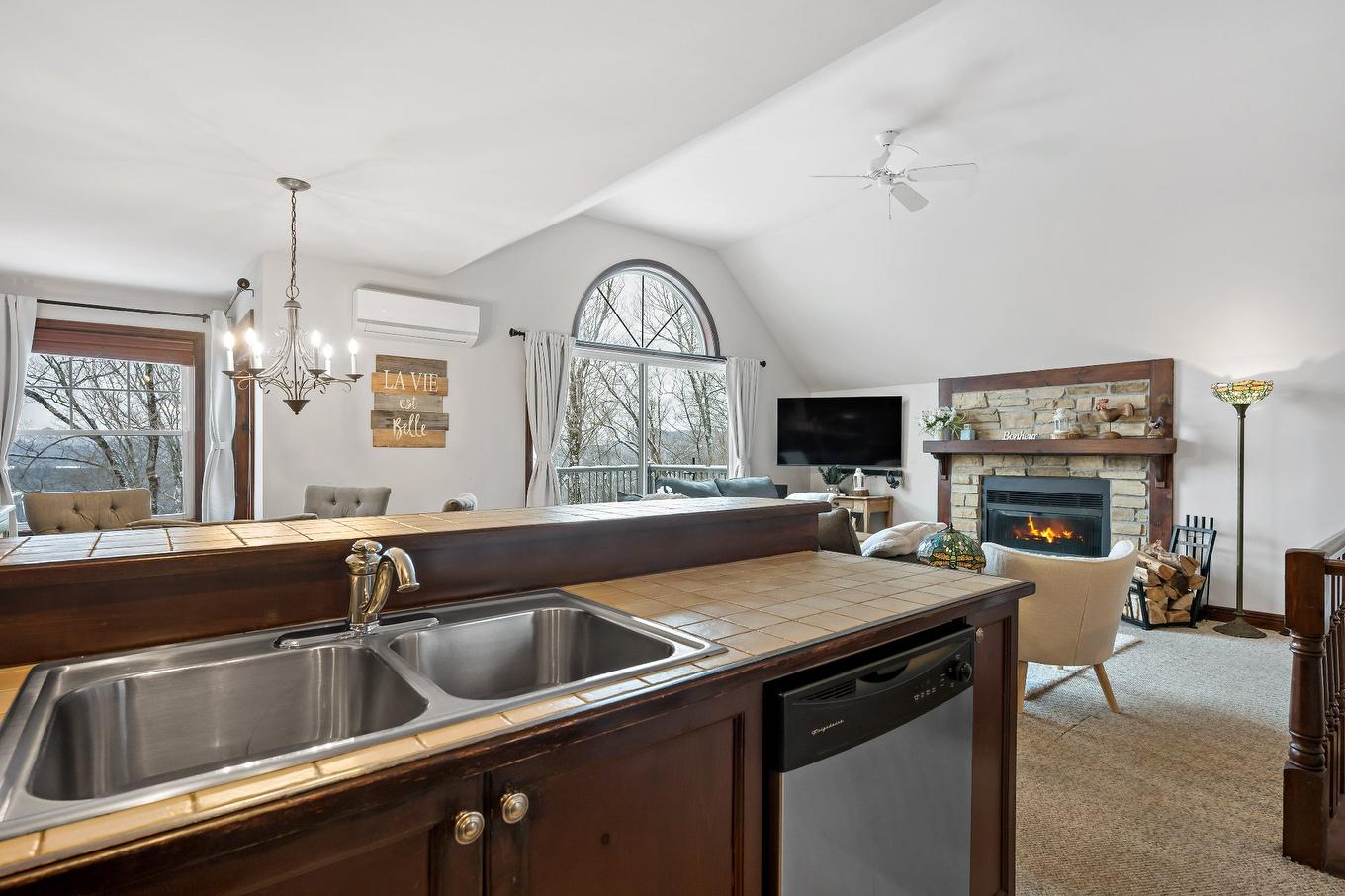 Cuisine - 11-300 Rue Du Mont-Plaisant, Mont-Tremblant, QC - Indoor Photo Showing Kitchen With Fireplace With Double Sink