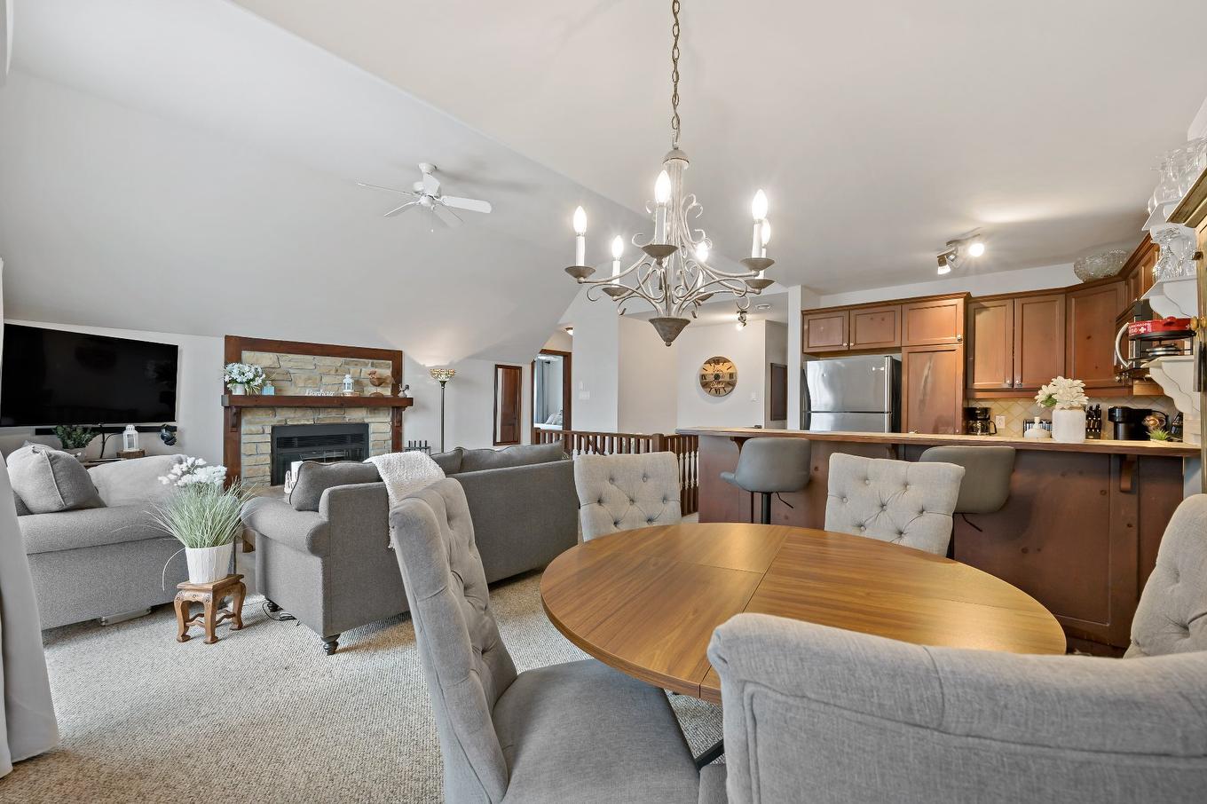 Salle à manger - 11-300 Rue Du Mont-Plaisant, Mont-Tremblant, QC - Indoor Photo Showing Dining Room With Fireplace