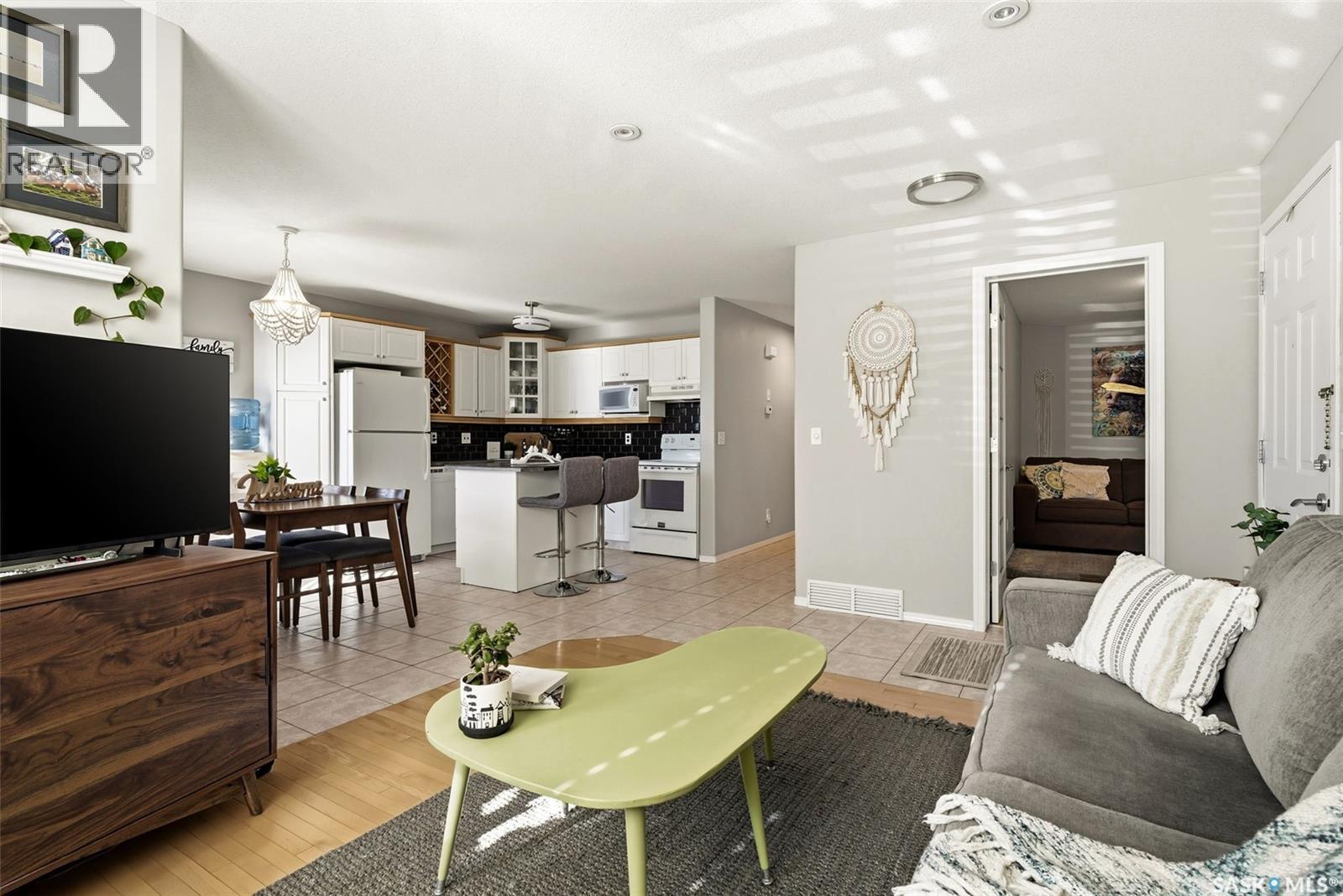 4102 Buckingham Drive E, Regina, SK - Indoor Photo Showing Living Room