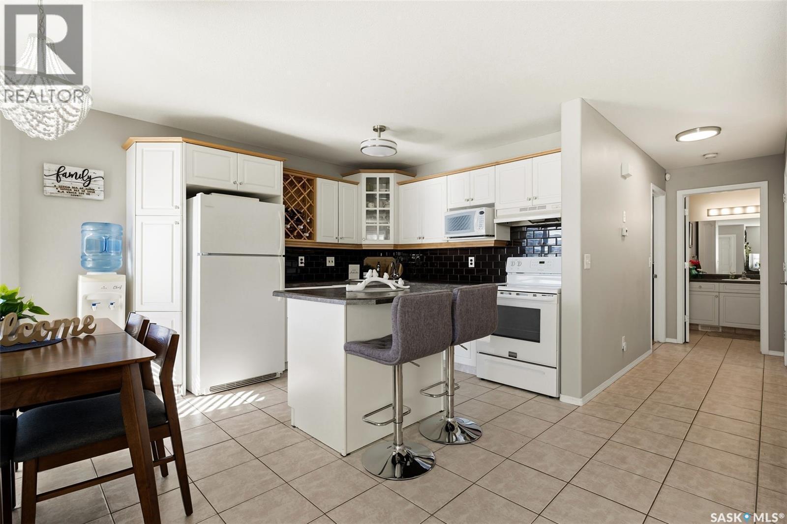 4102 Buckingham Drive E, Regina, SK - Indoor Photo Showing Kitchen