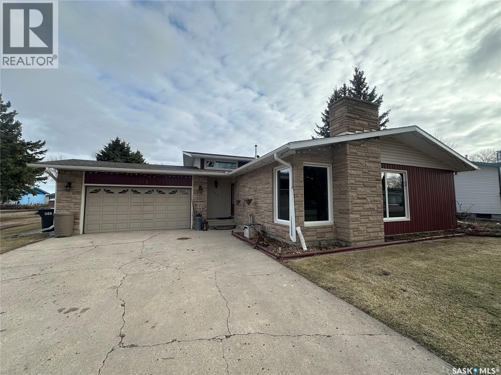 114 Garvin Crescent, Canora, SK - Indoor Photo Showing Living Room With Fireplace