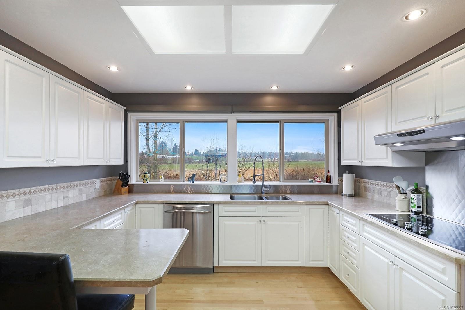 1675 Chester Pl, Comox, BC