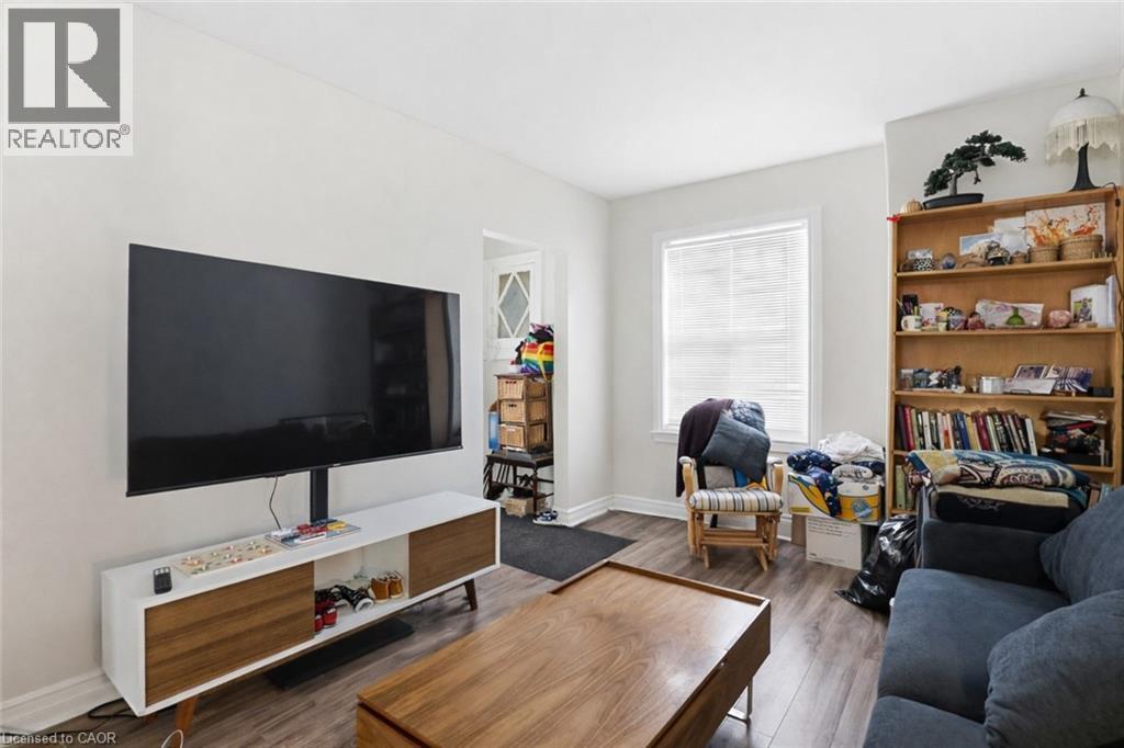 Living area featuring wood finished floors and baseboards - 260 Prospect Street S, Hamilton, ON - Indoor Photo Showing Living Room