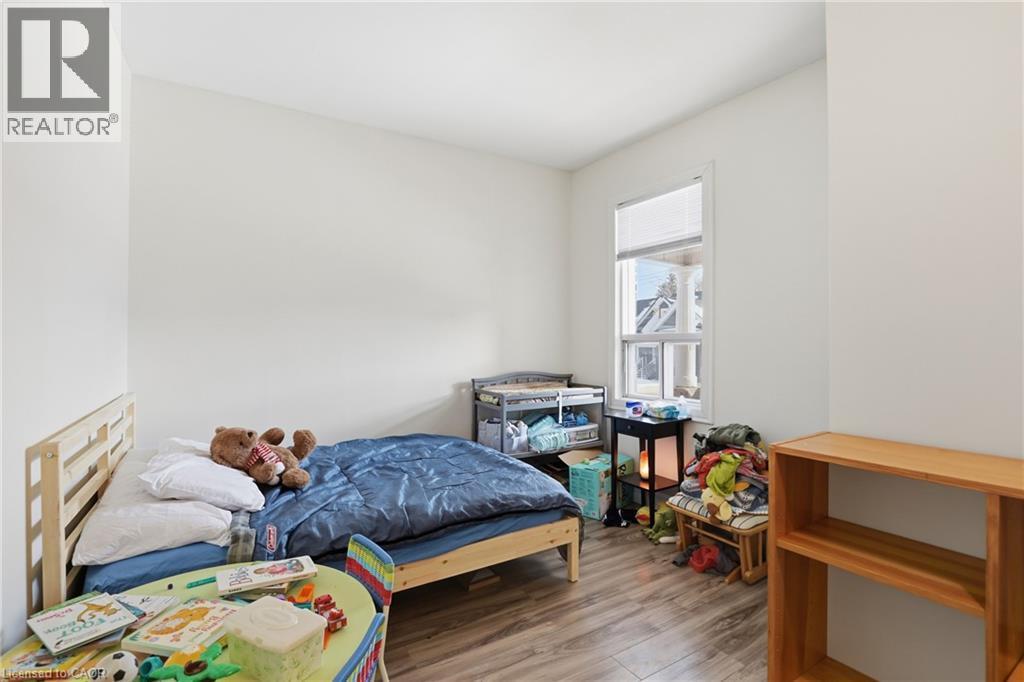 Bedroom featuring wood finished floors - 260 Prospect Street S, Hamilton, ON - Indoor Photo Showing Other Room
